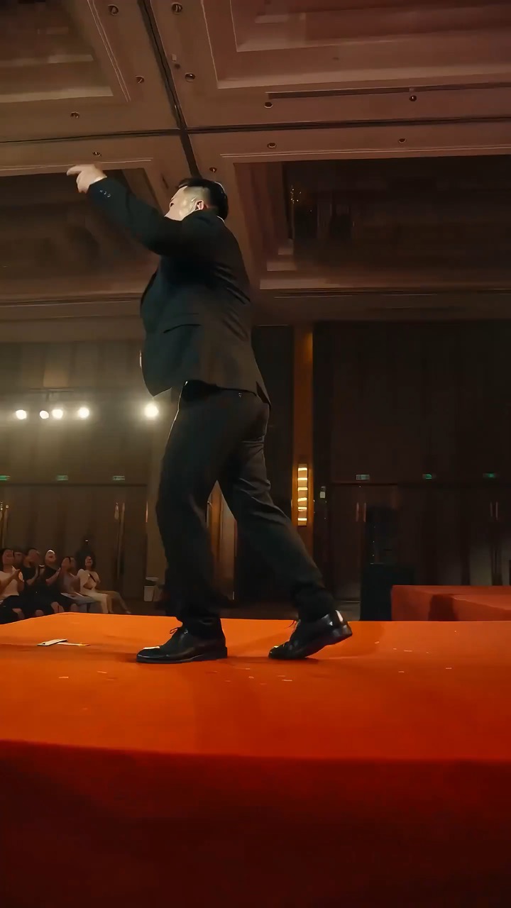 Preview video panggung keynote berenergi tinggi yang menampilkan ritme gerak, kontinuitas subjek, arahan kamera, dan hero frame akhir.