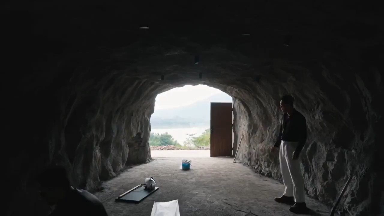 Náhled videa s produktovým přechodem před a po, ukazující rytmus pohybu, kontinuitu produktu, vedení kamery a čistý finální záběr.