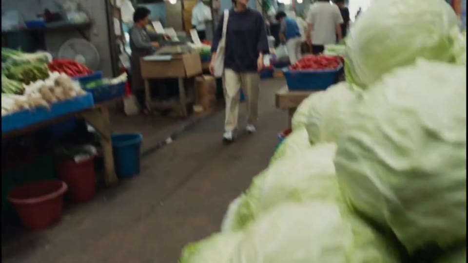 Original adult shopper with cream tote in a fictional Korean coastal produce market