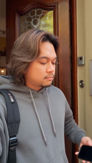 携带一个朴素背包的已授权成年男性旅人