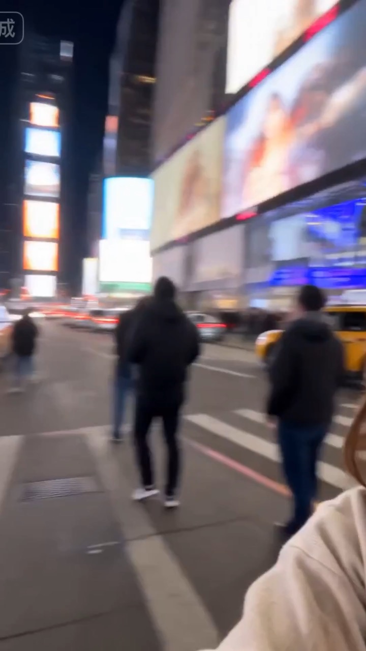 Προεπισκόπηση video selfie αφήγησης δρόμου για Σεληνιακή Πρωτοχρονιά που δείχνει ενήλικο παρουσιαστή, γιορτινά φώτα, σταθερό χειροκίνητο κάδρο, φυσικό lip-sync και τελικό sign-off κάδρο.