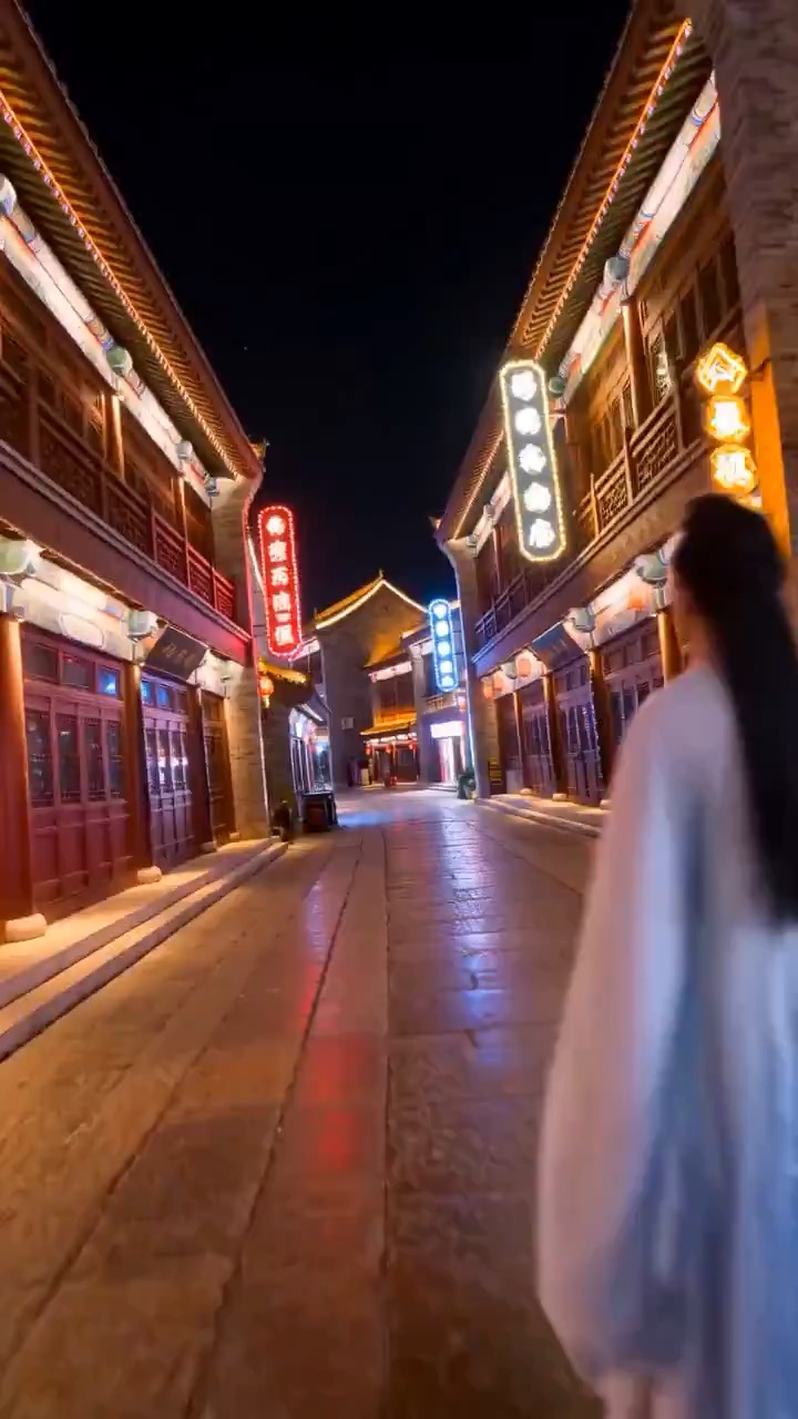 Zibo neon örökség speedcut videóelőnézet, amely a mozgásritmust, a téma folytonosságát, a kamera irányát és a végső hero képkockát mutatja.