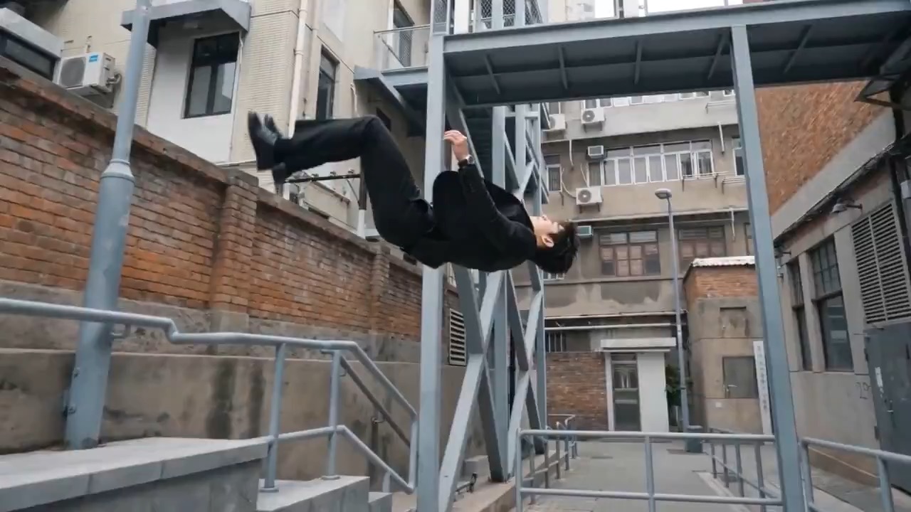 Pratinjau video close-up parkour jalanan yang menunjukkan ritme gerak, kontinuitas pelari, arahan kamera, dan frame hero akhir.