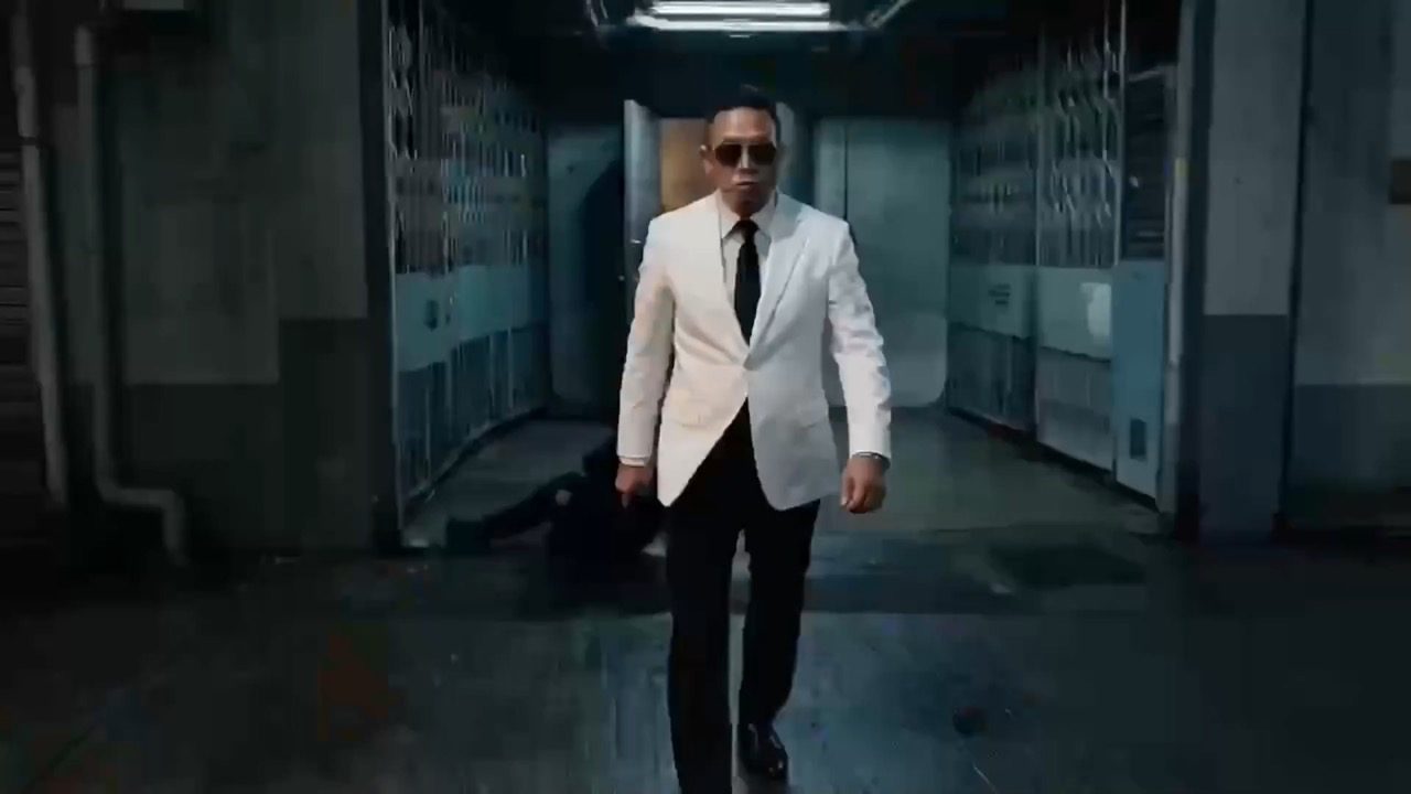 Náhled videa s filmovým střídáním úhlů ukazující rytmus pohybu, kontinuitu subjektu, směr kamery a finální záběr.
